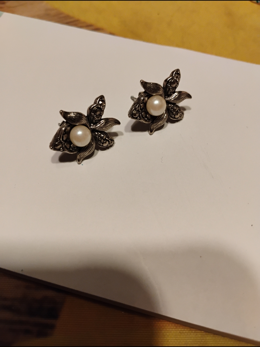 Pearl Center Floral Stud Earrings - Silver Tone